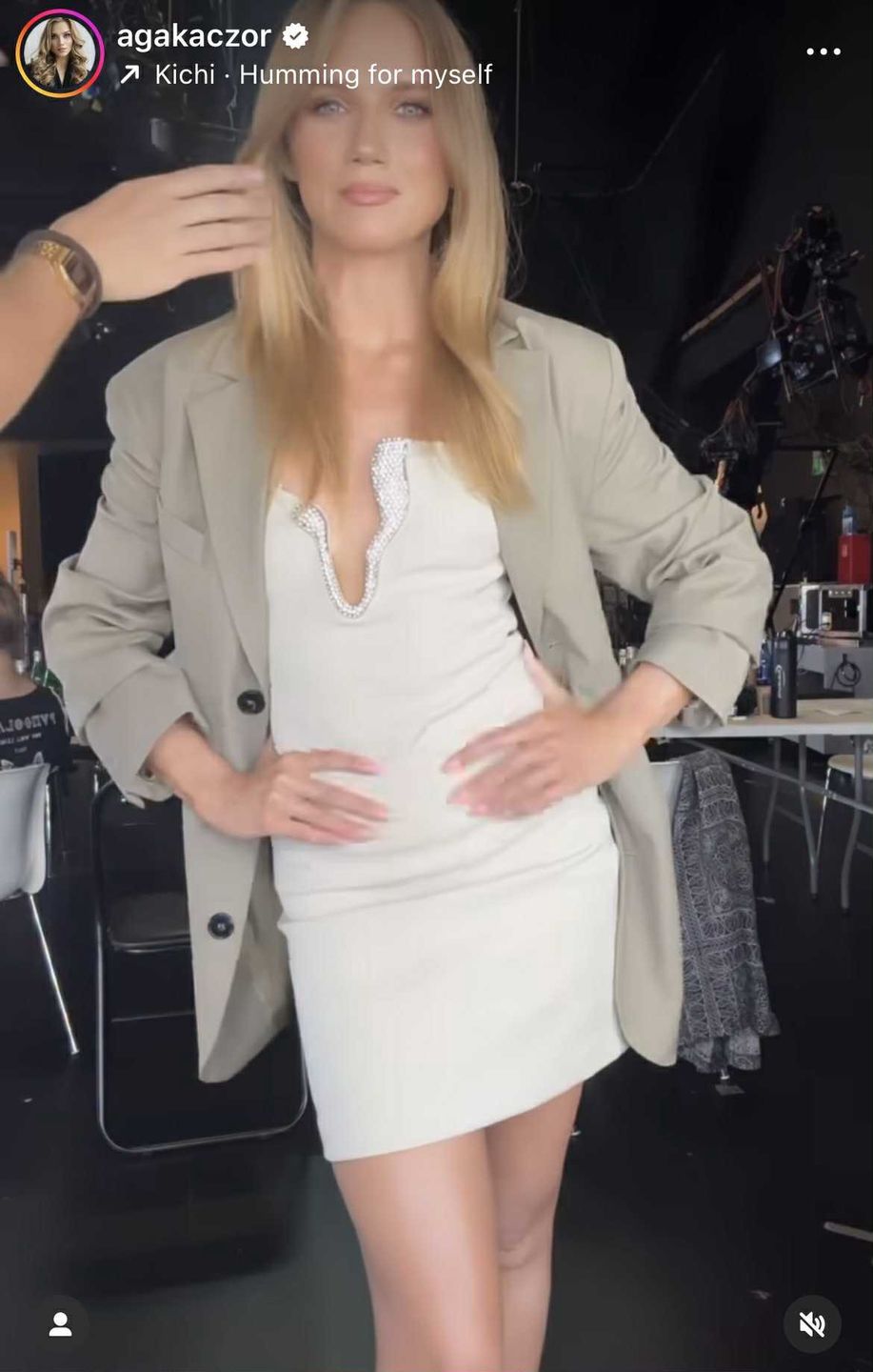 Agnieszka Kaczorowska w mini ze zdobnym dekoltem 