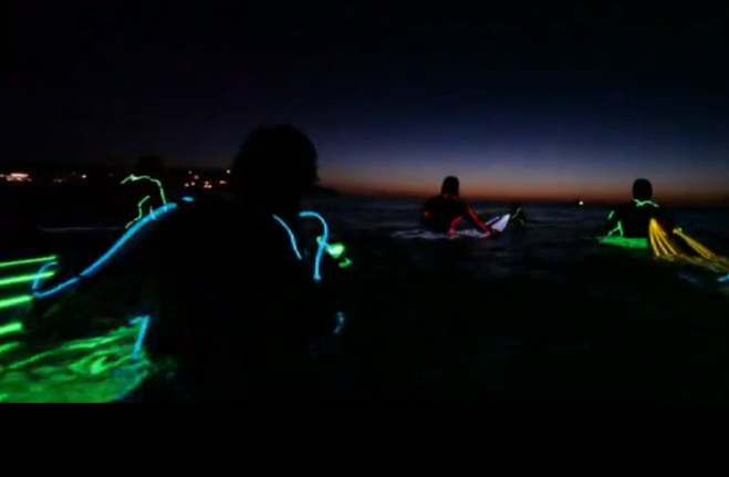 Surferzy świecący w ciemnościach