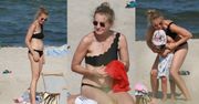 Małgorzata Socha w czarnym stroju kąpielowym pląsa z dziećmi nad Bałtykiem (ZDJĘCIA)