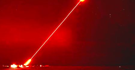 Działa z prędkością światła. Laserowa broń przyszłości połączona z AI