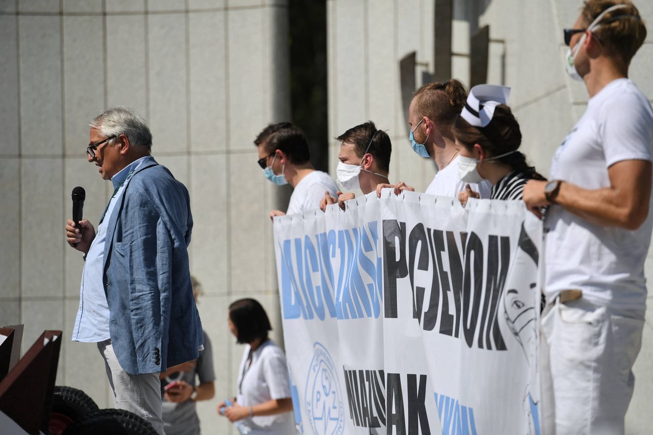 Protest medyków przed Ministerstwem Zdrowia. "Przestańcie związywać nam ręce"