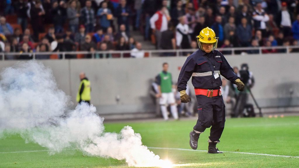 Zdjęcie okładkowe artykułu: Getty Images / Catalin Soare/NurPhoto / Podczas derbów Bukaresztu doszło do incydentów wywołanych przez kibiców