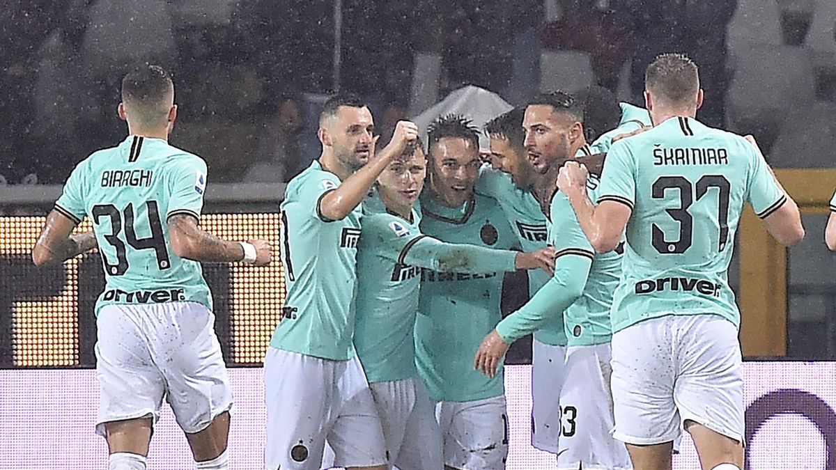 Lautaro Martinez cieszy się z gola razem z kolegami