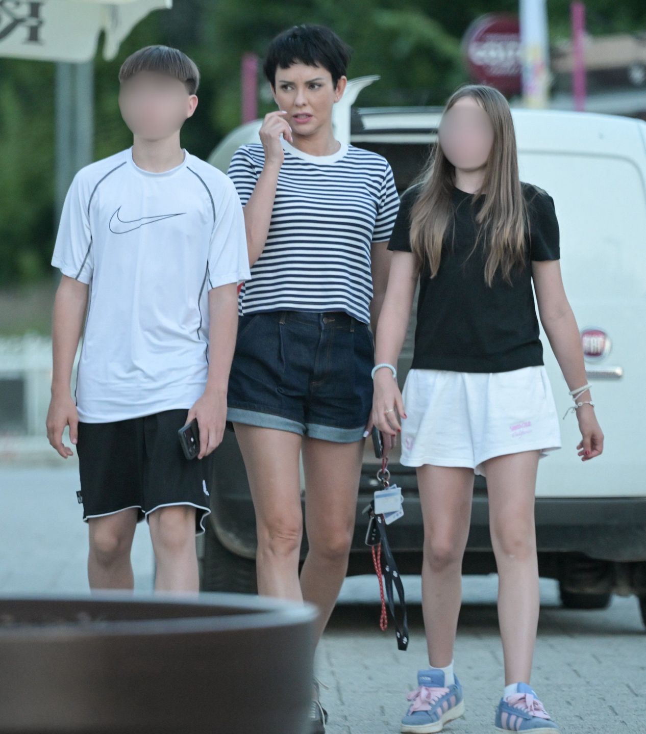 Dorota Gardias z partnerem i dziećmi w restauracji