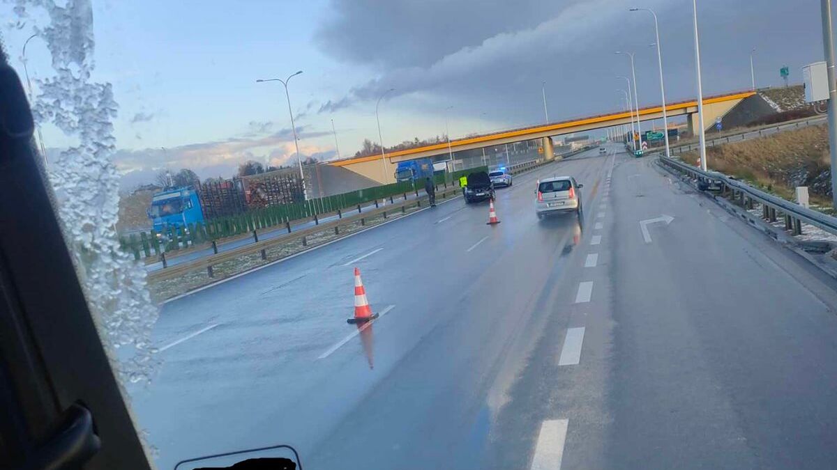 Seat uderzył w bariery na obwodnicy Lublina