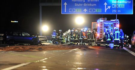 Niemcy. Ciężarówka z winem uderzyła w bariery. Stanęła w ogniu