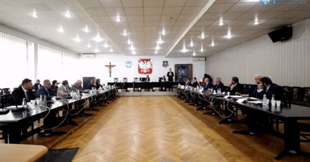 Afera na Podkarpaciu. Wezwał policję na sesję rady powiatu