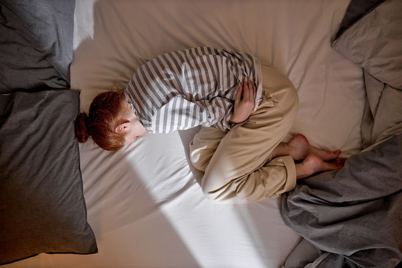 Doctors warn: the fetal position during sleep may harm us - illustrative photo