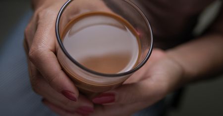 Dodaj szczyptę do porannej kawy. Może pomóc ograniczyć cukier i wspierać serce