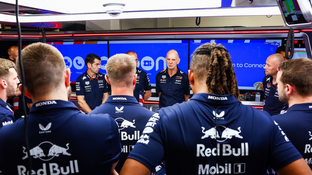 Adrian Newey przemawia przed zespołem Red Bulla