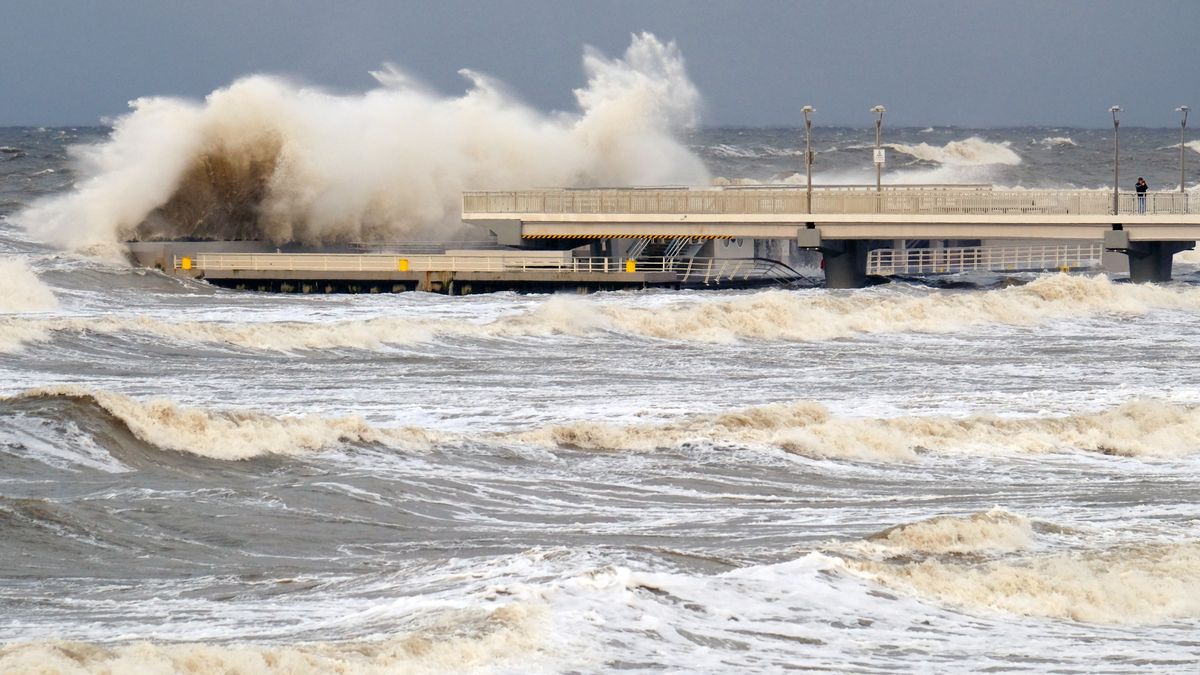 Pogoda fale chmury morze bałtyk molo wybrzeże chmury sztorm Polska