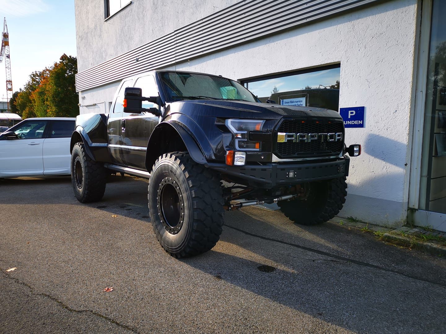 W tym wypadku nieco się głowiliśmy, ale jak się okazuje, to Ford F-250 po przeróbce na Megaraptora. Można go kupić w Niemczech, choć modyfikacjami zajęła sie firma z Arizony. Wiadomo, gdyby robili to Niemcy, pewnie nazywałby się F250 M Performance 4Matic+ S^2.