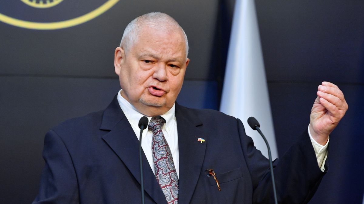 Warszawa, 06.05.2022. Prezes NBP Adam Glapiński podczas konferencji prasowej w siedzibie Narodowego Banku Polskiego w Warszawie, 6 bm. Rada Polityki Pieniężnej podniosła wszystkie stopy procentowe o 0,75 pkt proc. Stopa referencyjna, główna stopa NBP, wzrosła z 4,5 proc. do 5,25 proc. (mr) PAP/Radek Pietruszka