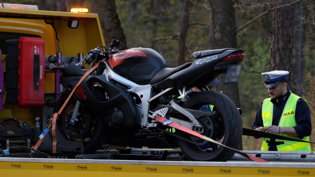 Warszawa, 19.04.2025. Miejsce wypadku w Marysinie Wawerskim w Warszawie, gdzie 19 bm. motocyklista potrącił dwie osoby przechodzące przez jezdnię. W wyniku zdarzenia zmarł pieszy. Motocyklista i piesza trafili do szpitala. (mr) PAP/Paweł Supernak ***Do tego materiału zdjęciowego dostępna jest również depesza w systemie CSI, pt.: Warszawa/ 36-letni motocyklista potrącił dwie osoby w Marysinie Wawerskim, jedna nie żyje***