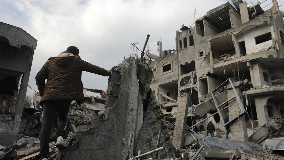 epaselect epa11043766 Palestinians search for bodies and survivors in the rubble of the destroyed house of the Manasra family following an Israeli air strike in the southern Gaza Strip, 25 December 2023. According to the Gaza Health Ministry, more than 70 Palestinians were killed following Israeli air strikes in Al Maghazi refugee camp. More than 60 members from two families were killed after an Israeli air strike, Palestinian civil defense said. Israeli forces resumed military strikes on Gaza after a week-long truce expired on 01 December. More than 20,000 Palestinians and at least 1,300 Israelis have been killed, according to the Palestinian Health Ministry and the Israel Defense Forces (IDF), since Hamas militants launched an attack against Israel from the Gaza Strip on 07 October, and the Israeli operations in Gaza and the West Bank that followed it. EPA/MOHAMMED SABER Dostawca: PAP/EPA.