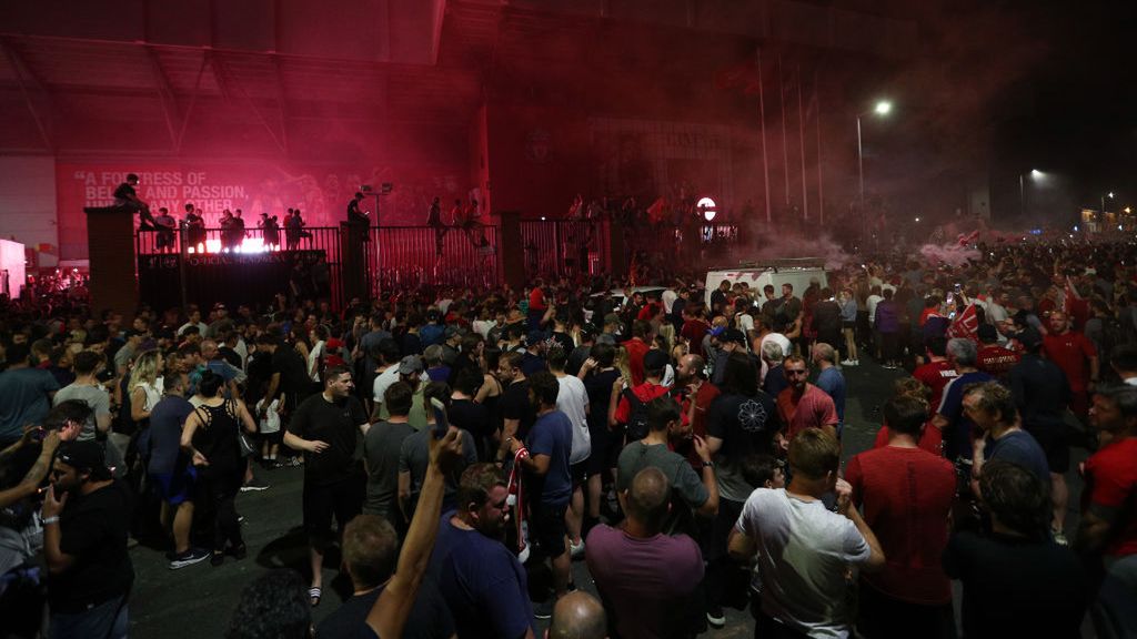 Getty Images / Na zdjęciu: kibice Liverpoolu świętujący tytuł