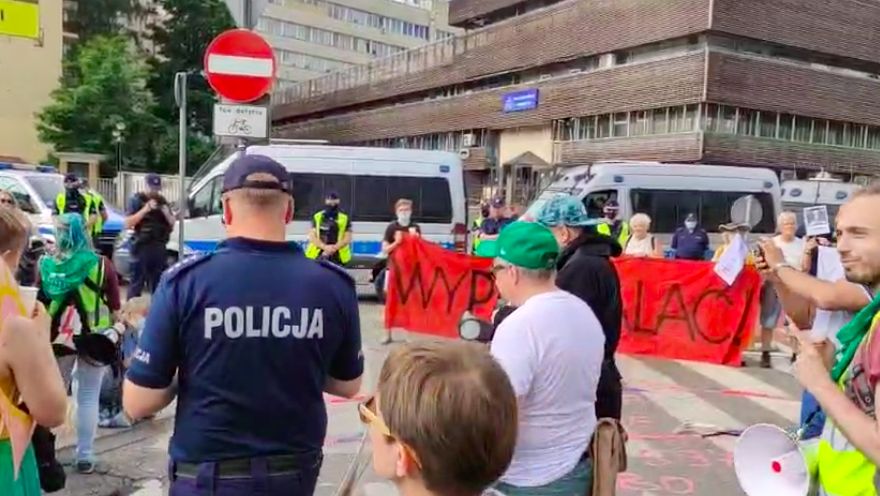 Warszawa. Sobota to w stolicy dzień protestów. Na ulice wyszli uczestnicy kilku marszów. Manifestuje Strajk Kobiet, przedsiębiorcy, środowiska LGBT. Idą także narodowcy