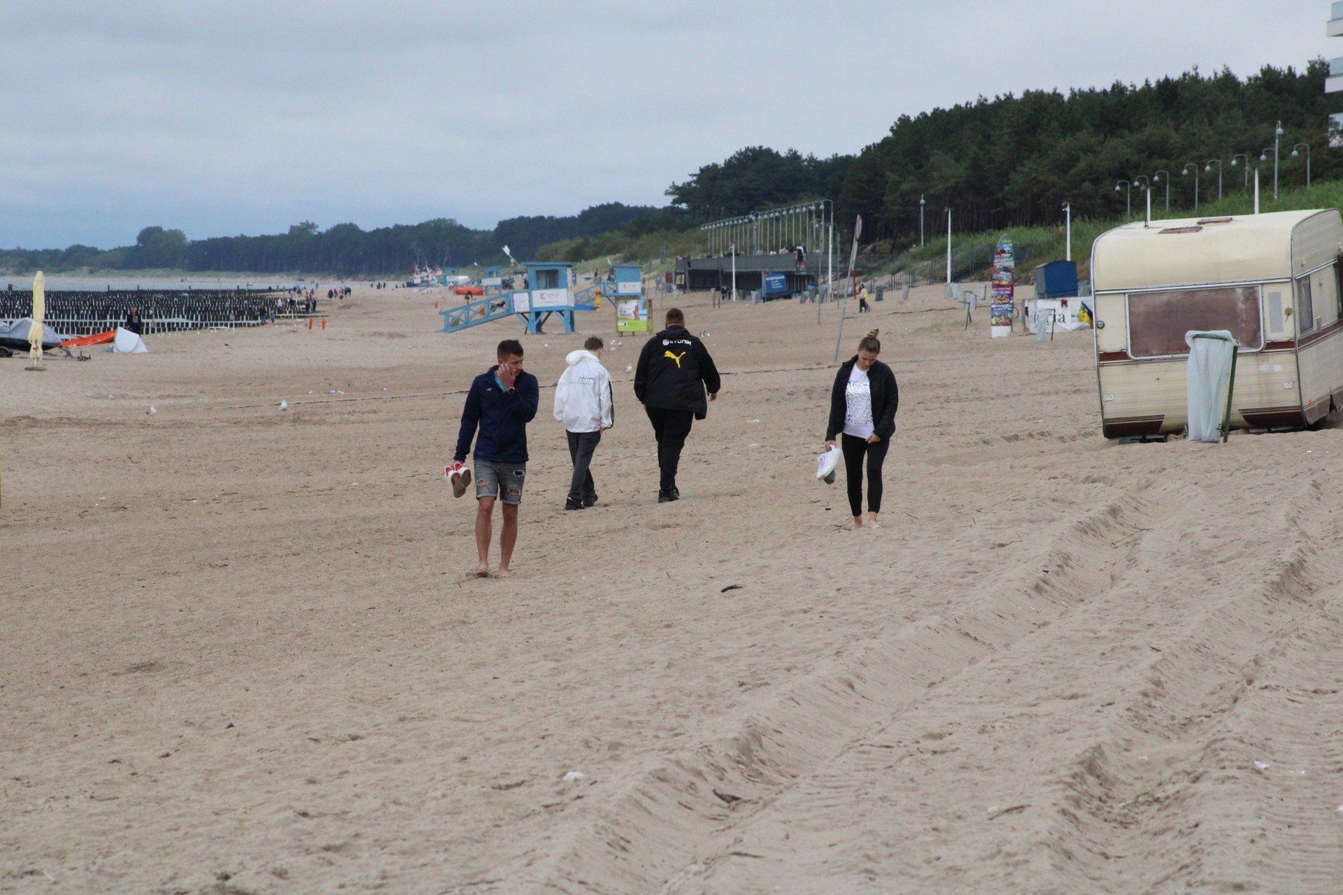 2025-07-22 Pustka na mieleńskiej plaży, a w mieście turystów też jak na lekarstwo. Kto wybrał się nad polskie morze w lipcu nie ma powodów do zadowolenia