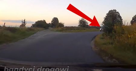"Uciekł, taranując słupek". Mercedes nagrany