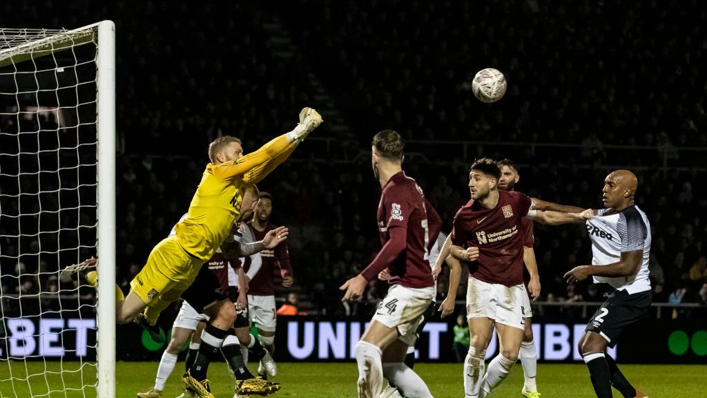Getty Images / Andrew Kearns / Na zdjęciu: piłkarze Derby County od bramką Norhampton Town