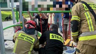Legnica: Dziecko utknęło w drabince na placu zabaw. Chłopiec trafił do szpitala