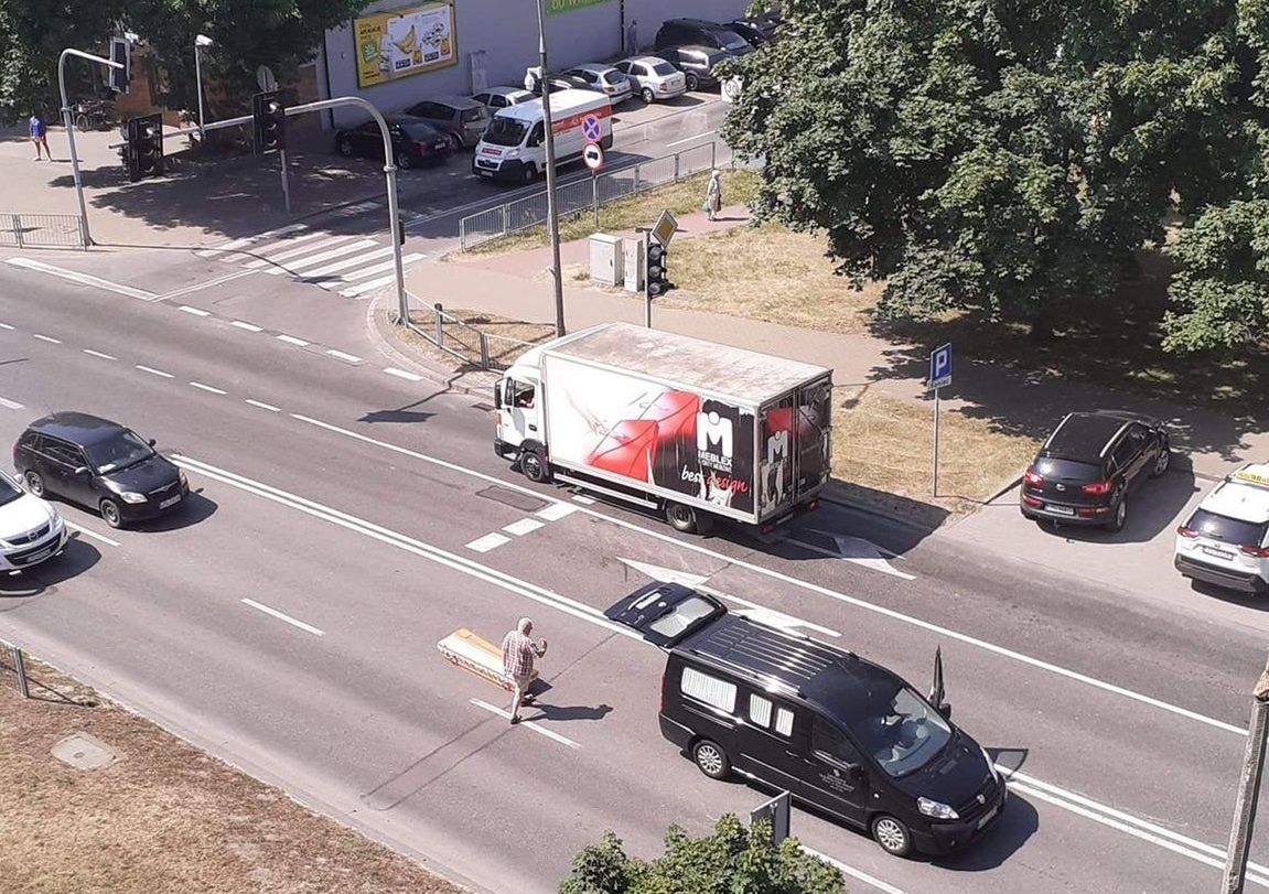 Trumna na środku ulicy. Wypadła z karawanu