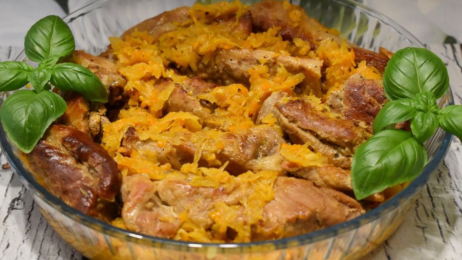 Żeberka pieczone w kapuście