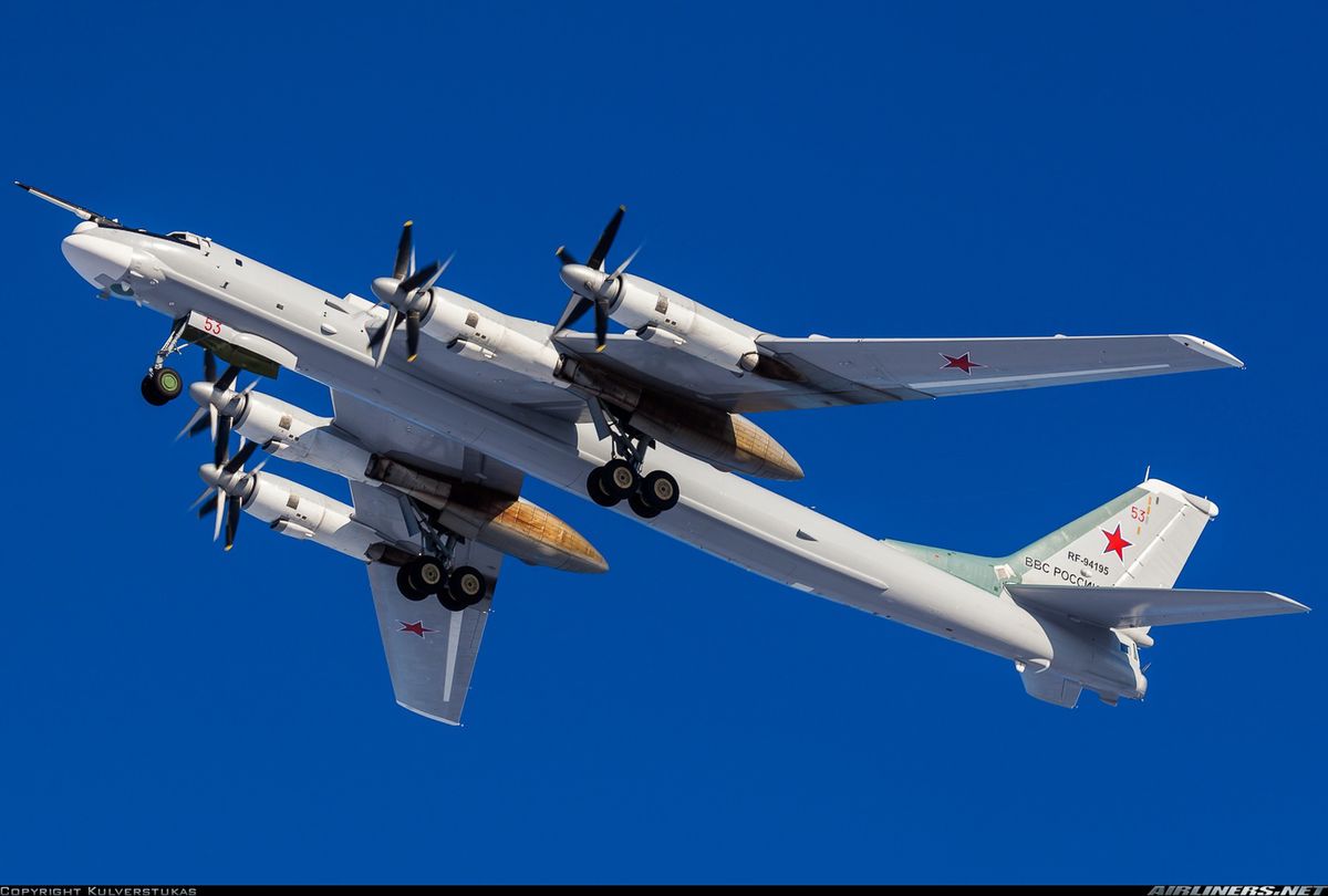 Rosyjskie Tu-95MS w asyście myśliwców Su-30 pojawiły się w poniedziałek nad Alaską. Wywołało to alarm w siłach powietrznych USA i Kanady