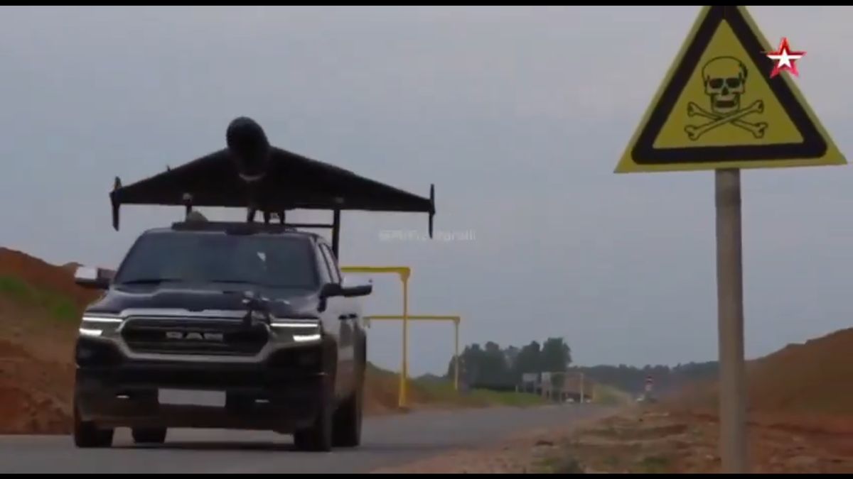 Rosyjski dron Shahed / Geran-2 na pickupie Dodge RAM.