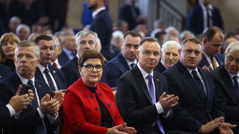 Wojnicz (woj. małopolskie), 14.01.2024. Prezydent RP Andrzej Duda (C), zastępca szefa KPRP Piotr Ćwik (C-2L) i europosłanka PiS Beata Szydło (C-L) w Hali Sportowej Zespołu Szkół Licealnych i Technicznych w Wojniczu, 14 bm. Trwają obchody 150. rocznicy urodzin Wincentego Witosa. (ad) PAP/Łukasz Gągulski