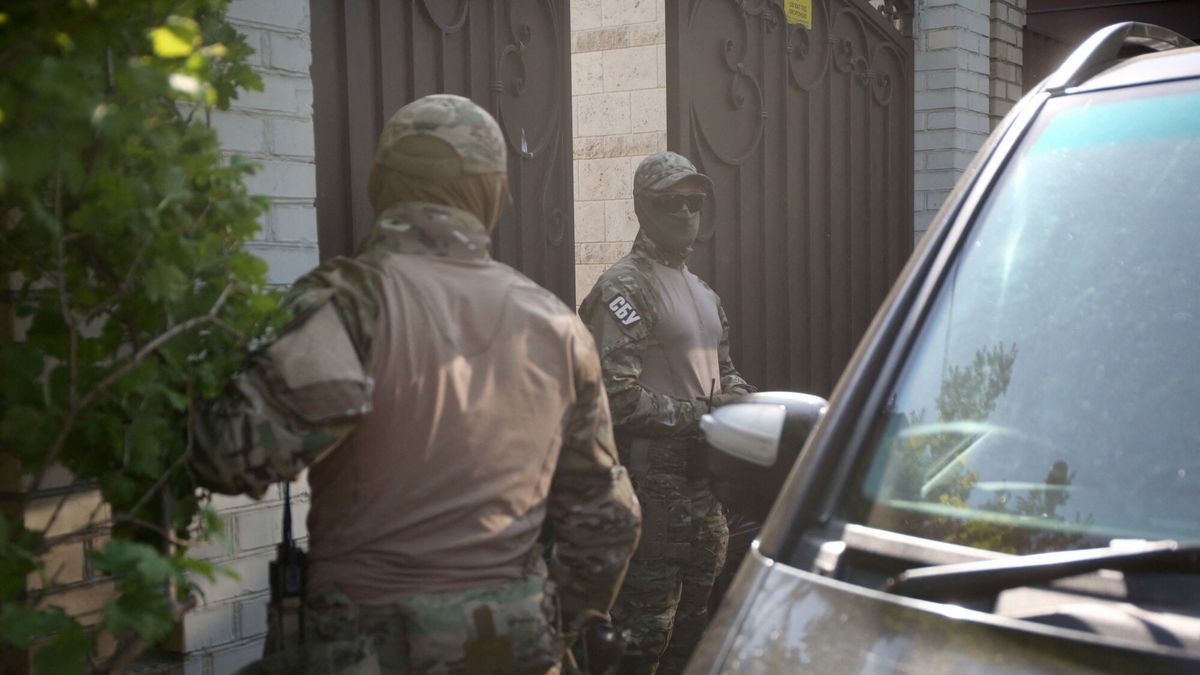 Temporary
Ukraine's SBU security service officers carry out searches in the Kiev home of pro-Russian lawmaker Viktor Medvedchuk on May 11, 2021. (Photo by Anatolii STEPANOV / AFP)
ANATOLII STEPANOV