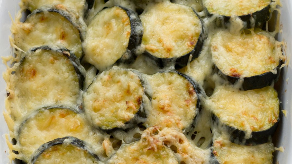 Przekąska z pieczonych kawałków cukinii 