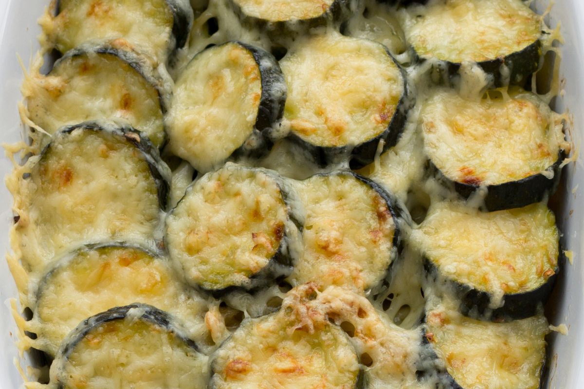 Revamp your snack game: Baked zucchini with a cheesy twist