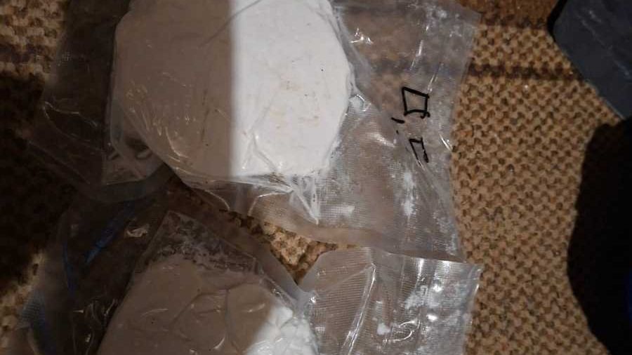 W piwnicy bloku policjanci znaleźli spore ilości narkotyków.