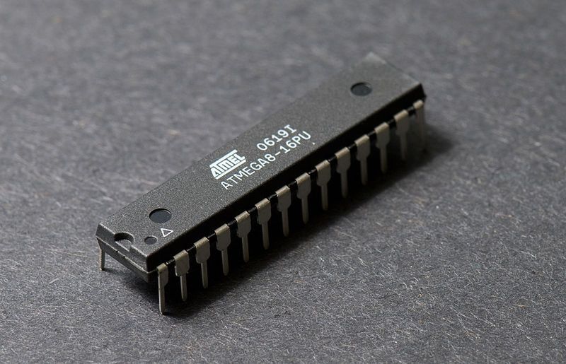 Raspberry Pi, Arduino czy może "gołe" Atmele? - ATmega8 w obudowie PDIP | Źródło: Wikimedia Commons, autor: Pengo