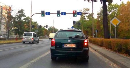 Asystent pasa ruchu w Mapach Google działa w Polsce, ale mógłby działać lepiej