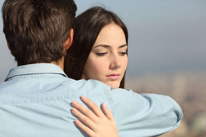 „Nie rozumiesz, że cię kocham i chcę mieć ciebie tylko dla siebie”? Życie z zazdrością