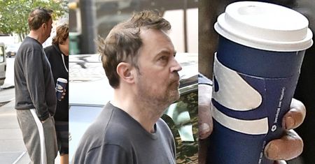 Rozczochrany Matthew Perry z BRUDNYMI PALCAMI pije kawę z sieciówki (FOTO)