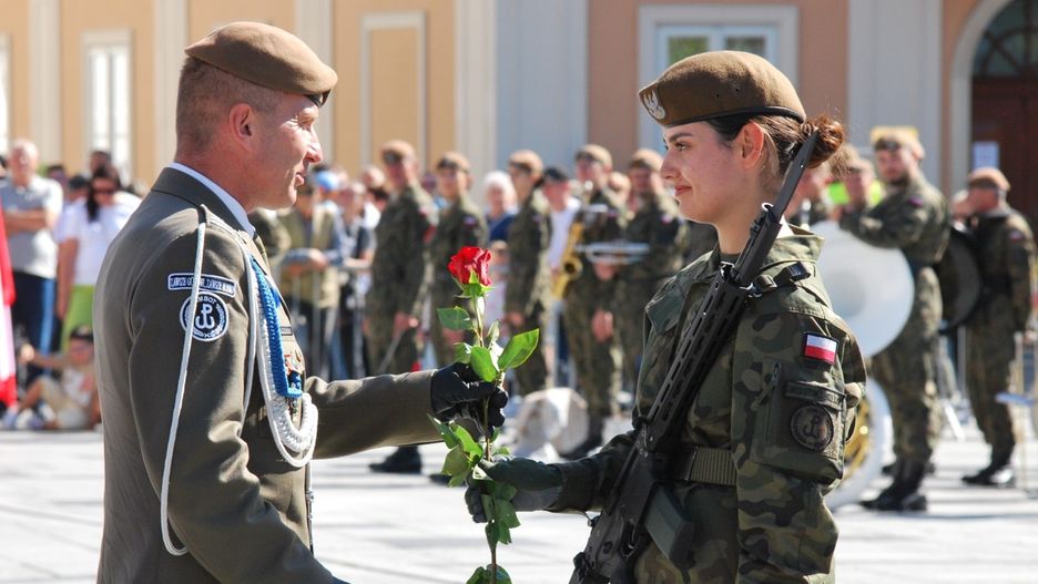 Wadowice, 20 września 2025. Na rynku stanęły pododdziały 11. Małopolskiej Brygady Obrony Terytorialnej im. gen. Leopolda Okulickiego. Kilkudziesięciu jej żołnierzy ukończyło właśnie szesnastodniowe szkolenie podstawowe i miało złożyć tradycyjną przysięgę. Towarzyszyło im 17 nowych żołnierzy z 13. Śląskiej Brygady Obrony Terytorialnej im. ppłk. Tadeusza Puszczyńskiego