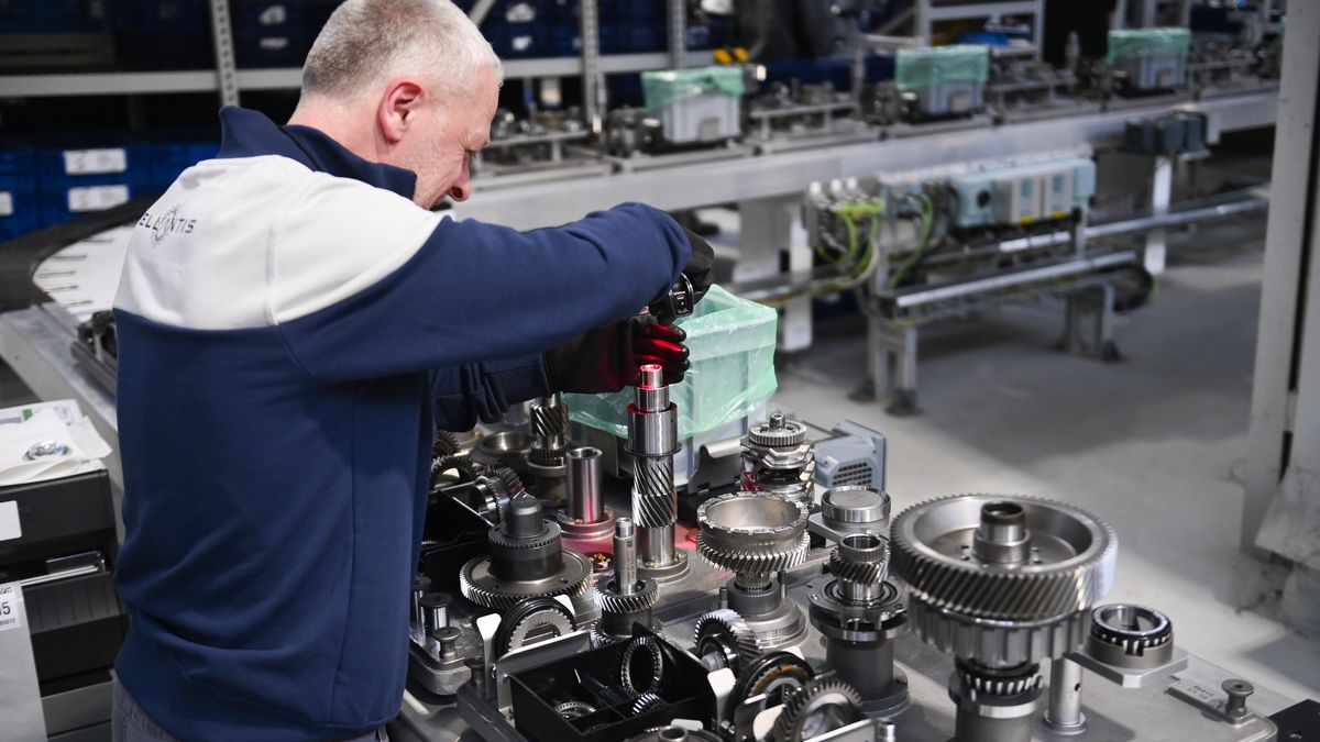 Inauguration Of Hybrid And PHEV Vehicles Stellantis Group eDCT Assembly Plant In Turin
TURIN, ITALY - APRIL 10: Stellantis worker at work inside of the new Hybrid and PHEV Vehicles Stellantis Group eDCT Assembly Plant on April 10, 2024 in Turin, Italy. The new Hybrid and PHEV Vehicles Stellantis Group eDCT Assembly plant, will produce up to 6,000 electrified transmissions for hybrid cars. To meet the growing demand for electrified vehicles and the ambitious targets presented in the Dare Forward 2030 strategic plan, Stellantis and its joint venture partner, Punch Powertrain, signed a new agreement increasing production of the future-generation electrified dual-clutch transmissions (eDCT) for Stellantis hybrid and plug-in hybrid electric vehicles (PHEV). (Photo by Stefano Guidi/Getty Images)
Stefano Guidi