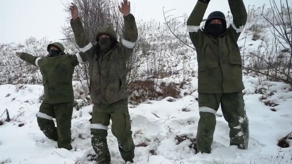 Instruktażowy film dla Rosjan, zamieszczony w sieci, wyjaśnia, jak poddać się ukraińskim żołnierzom i ocalić życie