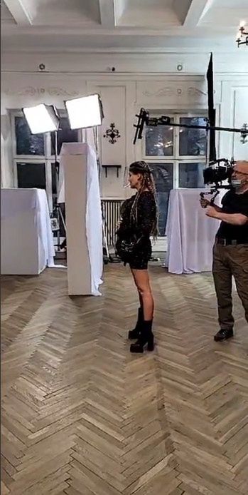 Przejęta Małgorzata Rozenek na planie u Patryka Vegi