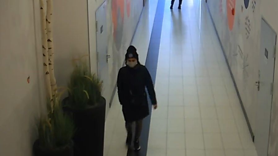 Policjanci poszukują kobiety ze zdjęcia