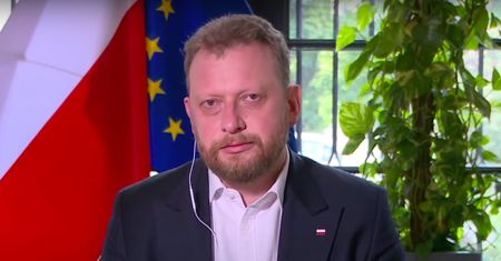 Koronawirus w Polsce. Łukasz Szumowski był widziany na zakupach. "Jestem już zdrowy"
