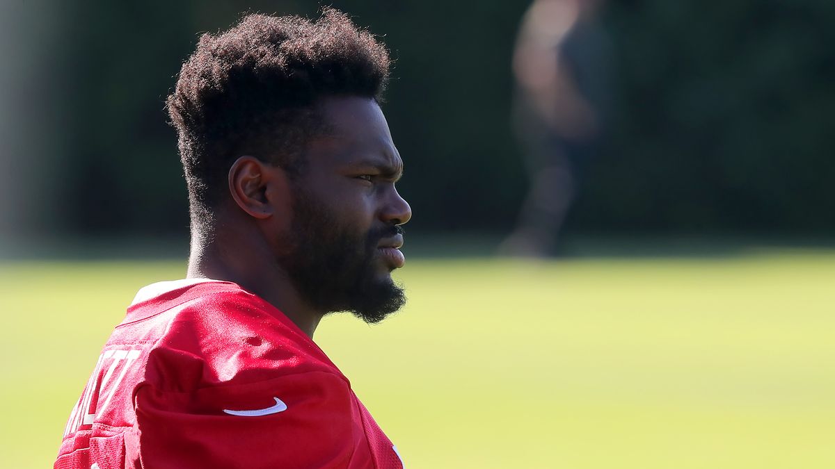 TAMPA, FL - JUN 08: Tampa Bay Buccaneers linebacker Shaquil Barrett (58) walks onto the field during the Tampa Bay Buccaneers Minicamp on June 08, 2022 at the AdventHealth Training Center at One Buccaneer Place in Tampa, Florida. (Photo by Cliff Welch/Icon Sportswire via Getty Images)