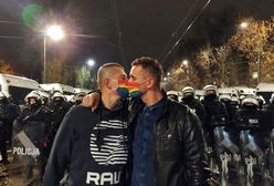 Para gejów zatrzymana przez policję za brak dystansu. "A panowie to bracia?"