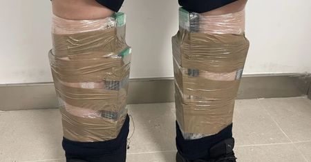 Przykleił do siebie 68 iPhone'ów podczas upałów. Grozi mu więzienie