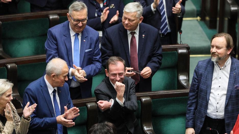 Warszawa, 21.12.2023. Poseł PiS Mariusz Kamiński (C) na sali obrad Sejmu w Warszawie, 21 bm. Marszałek Sejmu stwierdził wygaśnięcie mandatów posłów Mariusza Kamińskiego i Macieja Wąsika. Sąd Okręgowy w Warszawie 20 grudnia 2023 r. skazał prawomocnym wyrokiem posłów Mariusza Kamińskiego i Macieja Wąsika na kary dwóch lat pozbawienia wolności. (ad) PAP/Paweł Supernak
