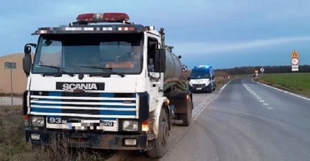 Olej i fekalia na drodze. GiTD zatrzymało niesprawną szambiarkę