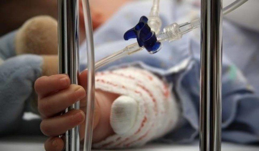 Dwuletnia Wiktoria, pobita przez własną matkę podczas jej imprezy urodzinowej, trafiła 19 października br. do szpitala dziecięcego na Skarpie w Toruniu. 24-letnia Agnieszka W. natomiast trafiła do aresztu. Podobnych spraw jest jednak zdecydowanie więcej - w Kujawsko-Pomorskiem, ale i całym kraju.